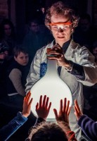 Zinātniskā teātra izrāde. Ziemassvētku laboratorija latviešu valodā attēls