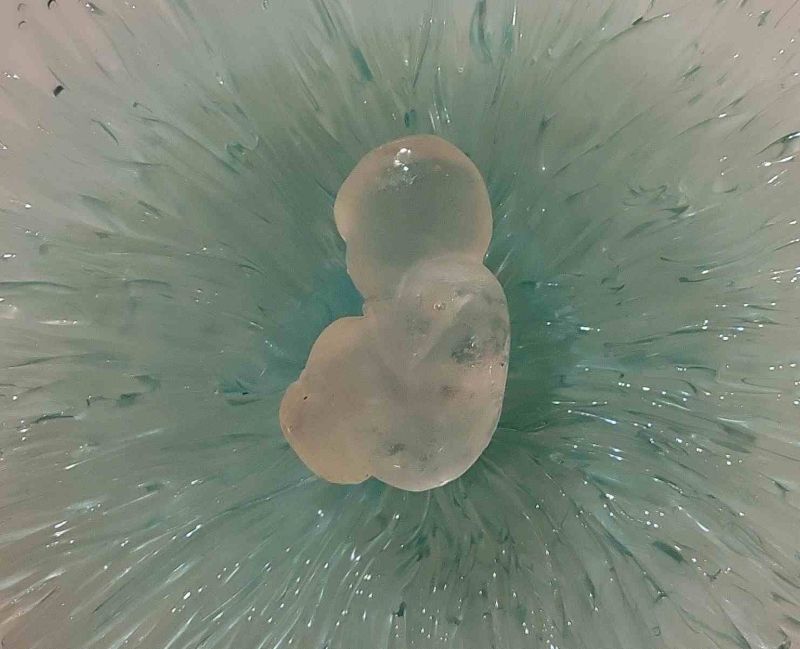 Stikla mākslas izstāde “Cerības saldā upe” attēls