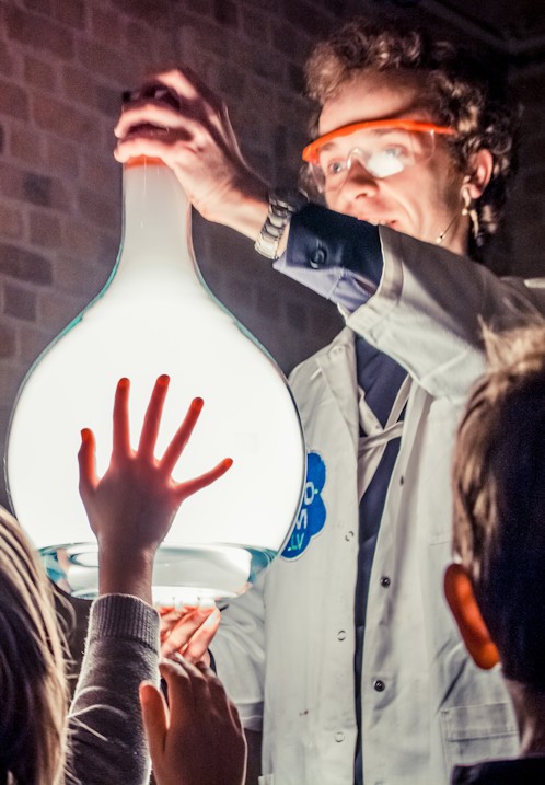 Zinātnes teātris Ugunīgā zinātne latviešu valodā attēls